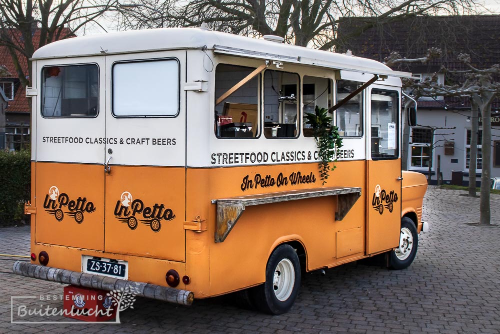 Foodtruck bij terras Rossum