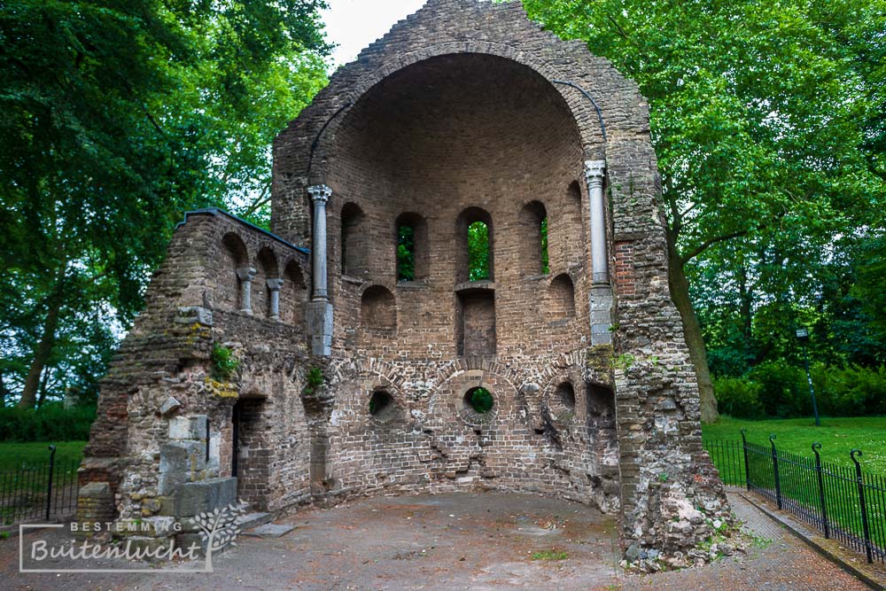 Barbarosso-ruïne met Romeinse zuilen tijdens wandeling in Nijmegen