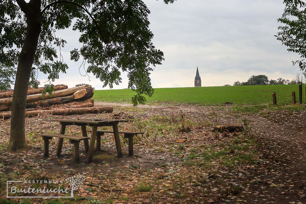 Wandelen Trage Tocht langs bankje