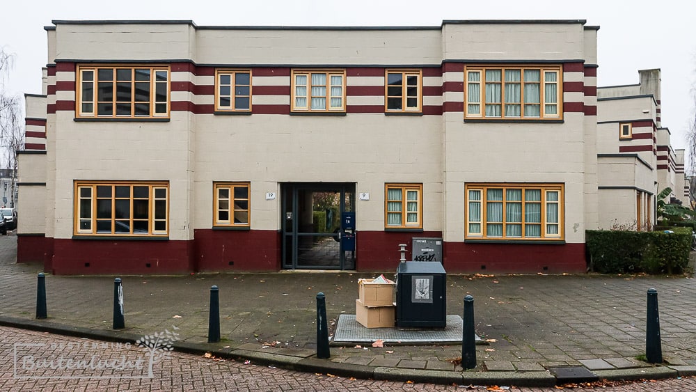 Wandelen langs het Stulemeijercomplex bij de route door de tuindorpen in Rotterdam-Zuid