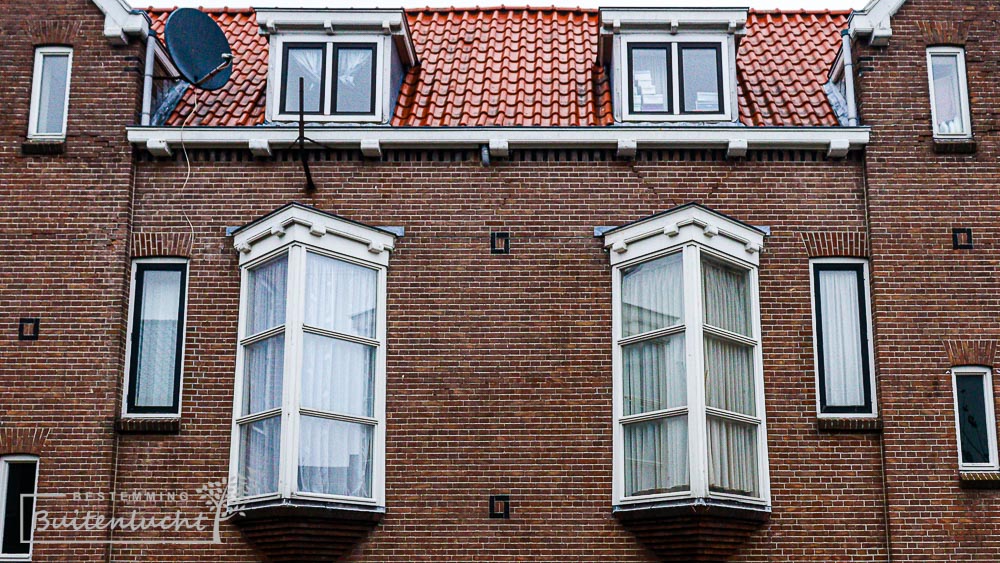 Wandelen langs Parimonium's Hof bij de route langs de tuindorpen van Rotterdam-Zuid