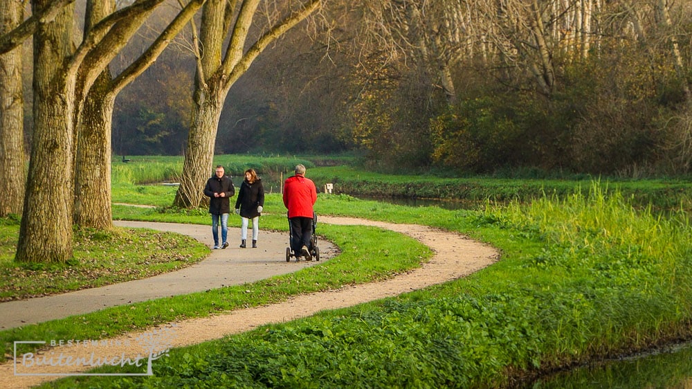 Wandelen in het Oosterpark in Ridderkerk