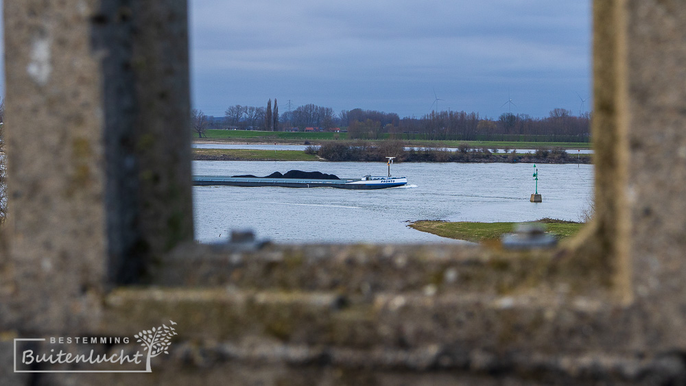 UItzicht op de Waal vanuit de toren