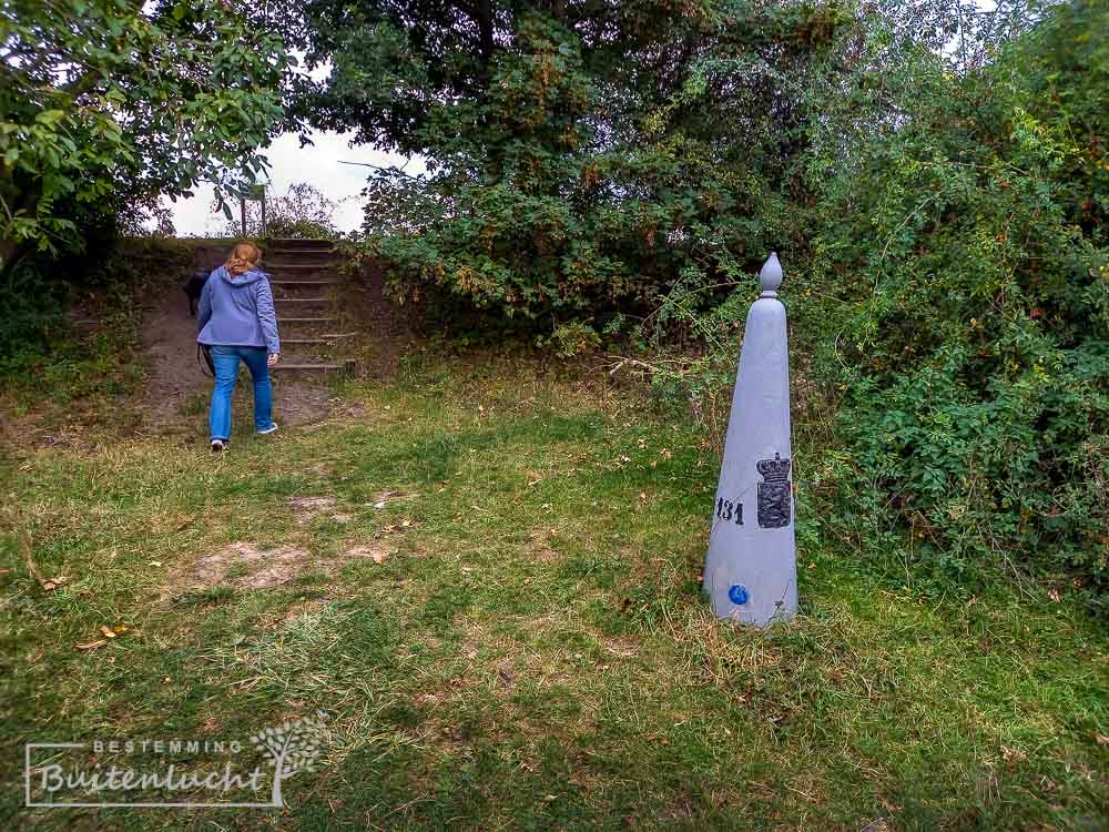 Wandelen langs grenspalen bij Thorn