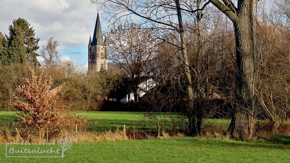 Uitzicht op kerk halverwege de Trage Tocht