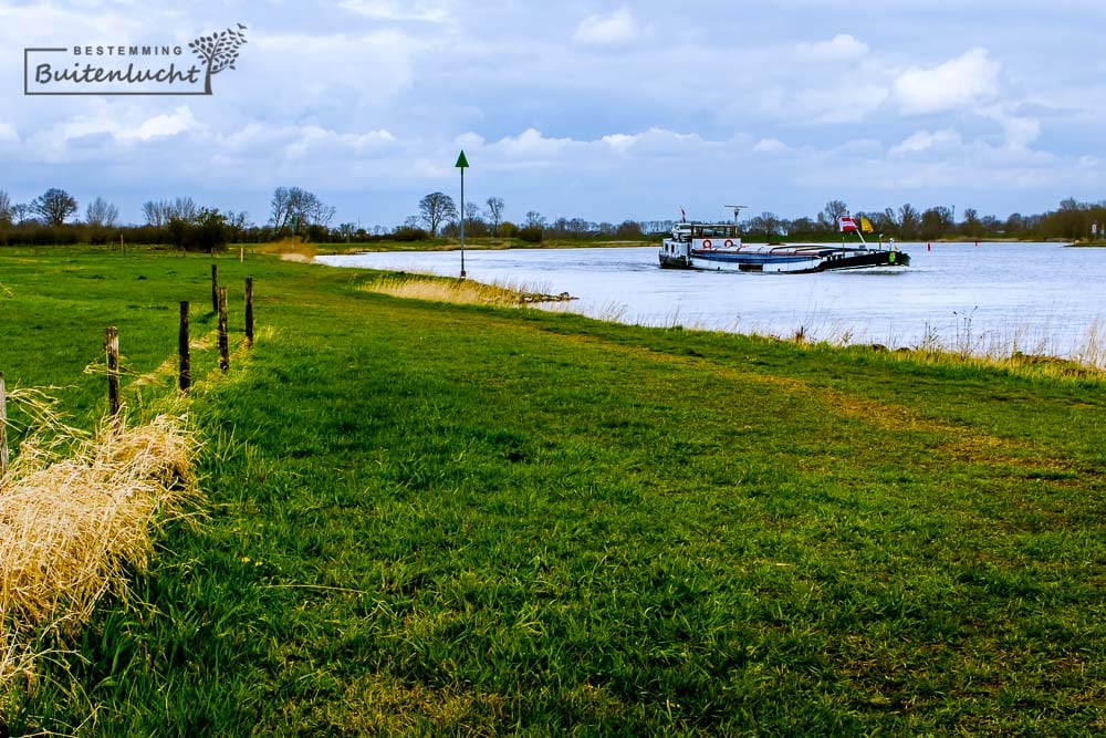 Langs de IJssel wandelen over het Laarzenpad Zalk