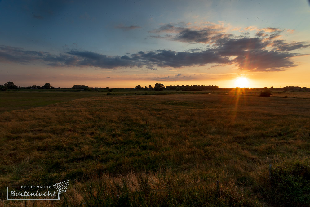 zonsondergang in uiterwaarden