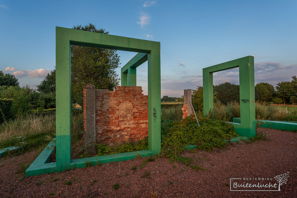 Land art rondom oude ruïne van een steenfabriek