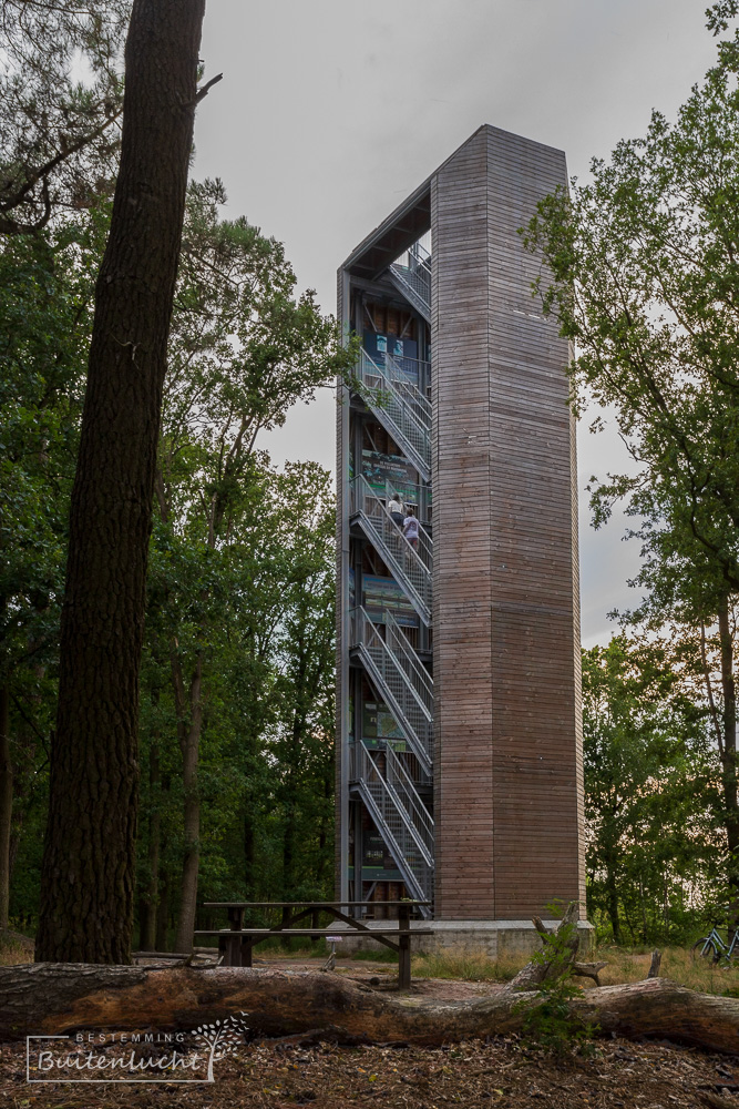 UItkijktoren aan de rand van De Groote Peel in Meijel: Belfort De Vossenberg