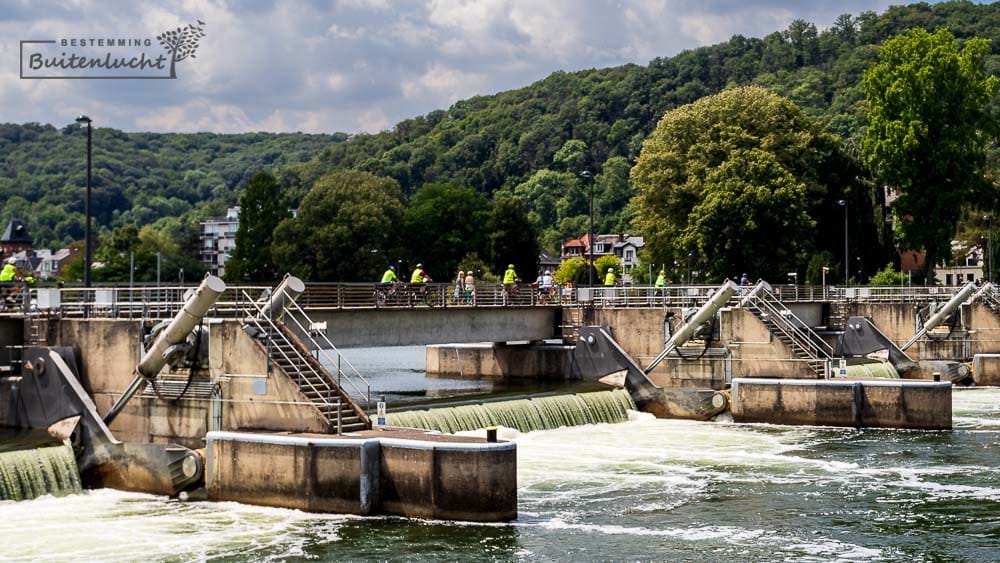 Stuw in de Maas tijdens stadswandeling in Namen