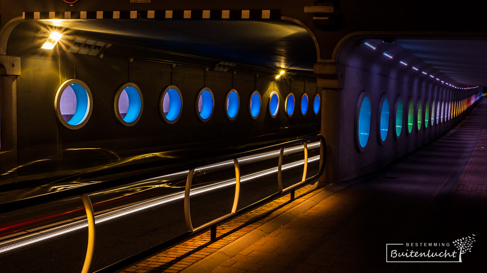 Rijdende auto's door tunnel bij station in Roermond