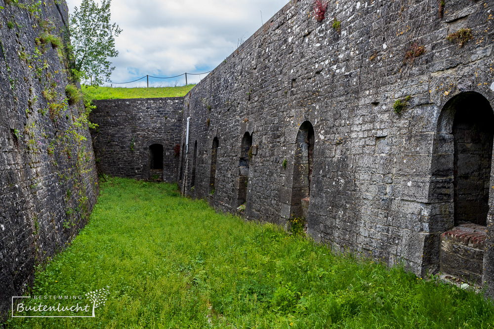 tussen de verdedigingslinies van fort Charlemont in Givet