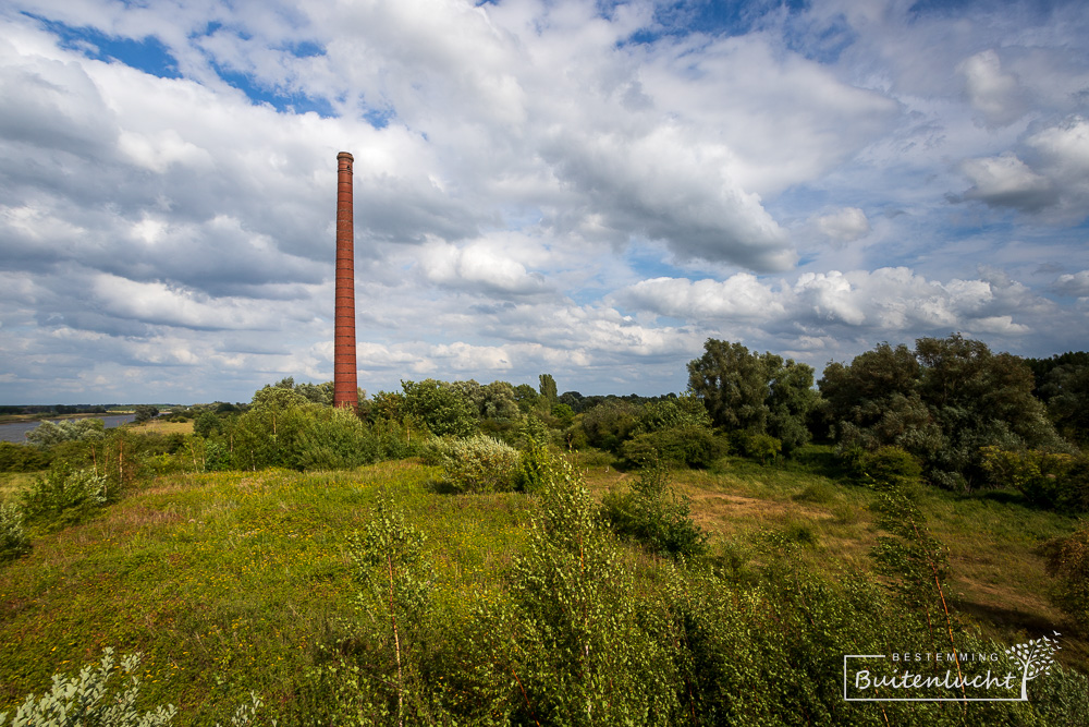 Schoorsteen van de steenfabriek in Fortmond