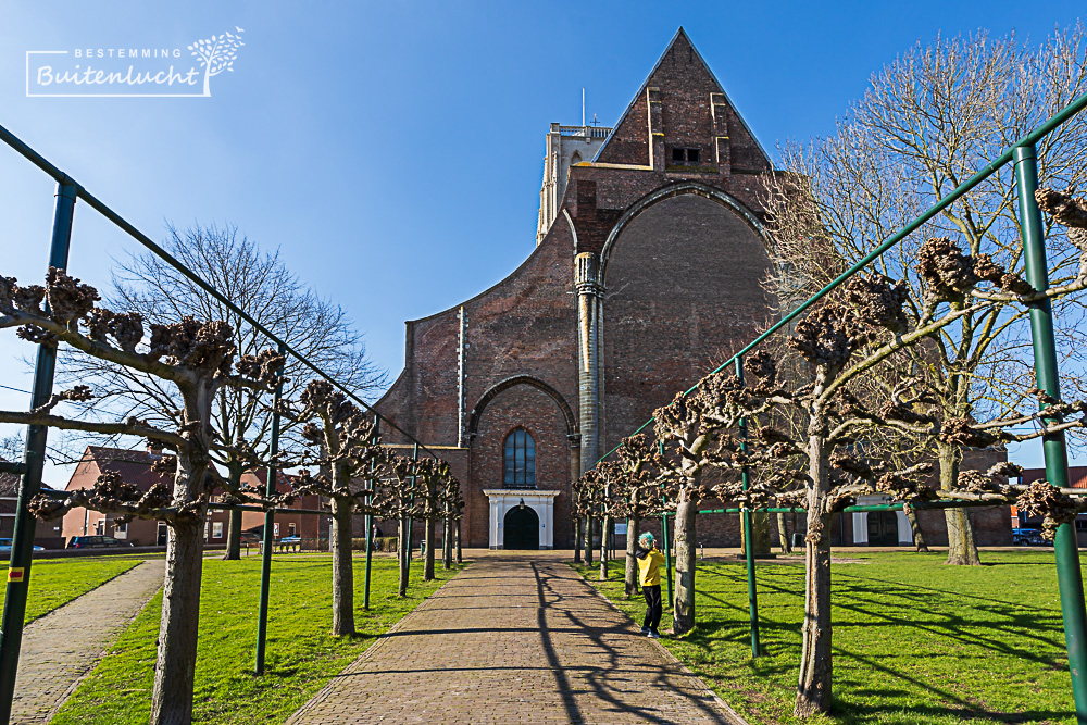 Achterkant van de kerk in Brielle