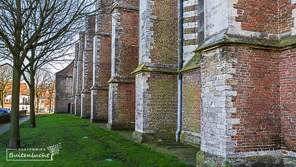 zijkant van de Sint-Catharijnekerk in Brielle