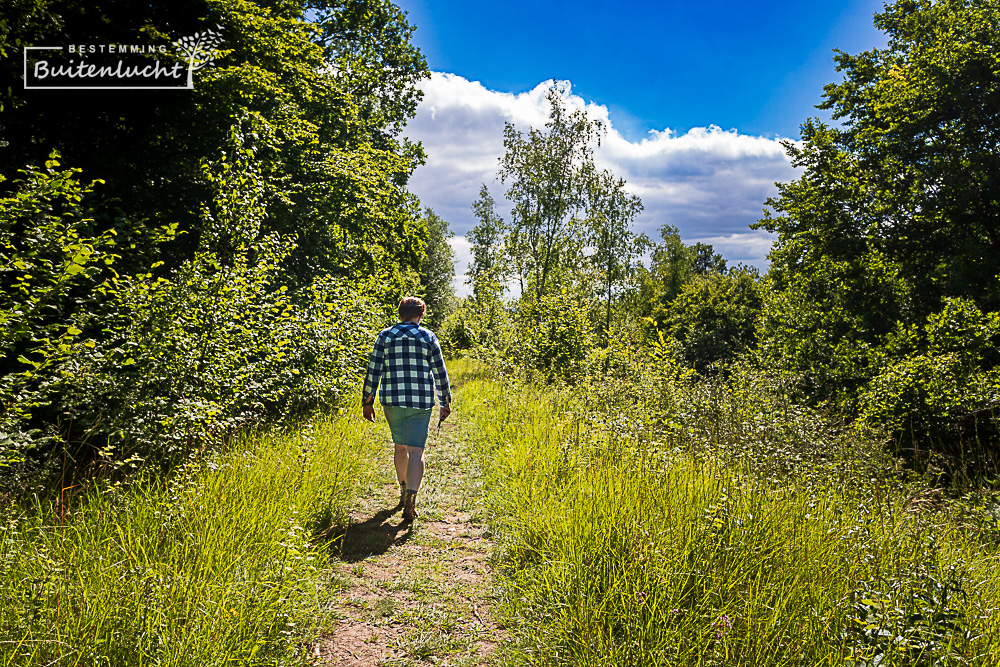 Wandelen over oude verdedigingsmuur op de Mont d'Haurs