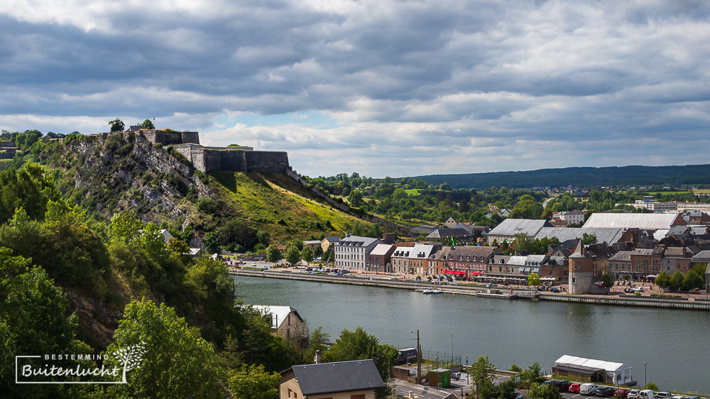 Zicht op de citadel van Givet tijden het wandelen over de Mont d'Haurs