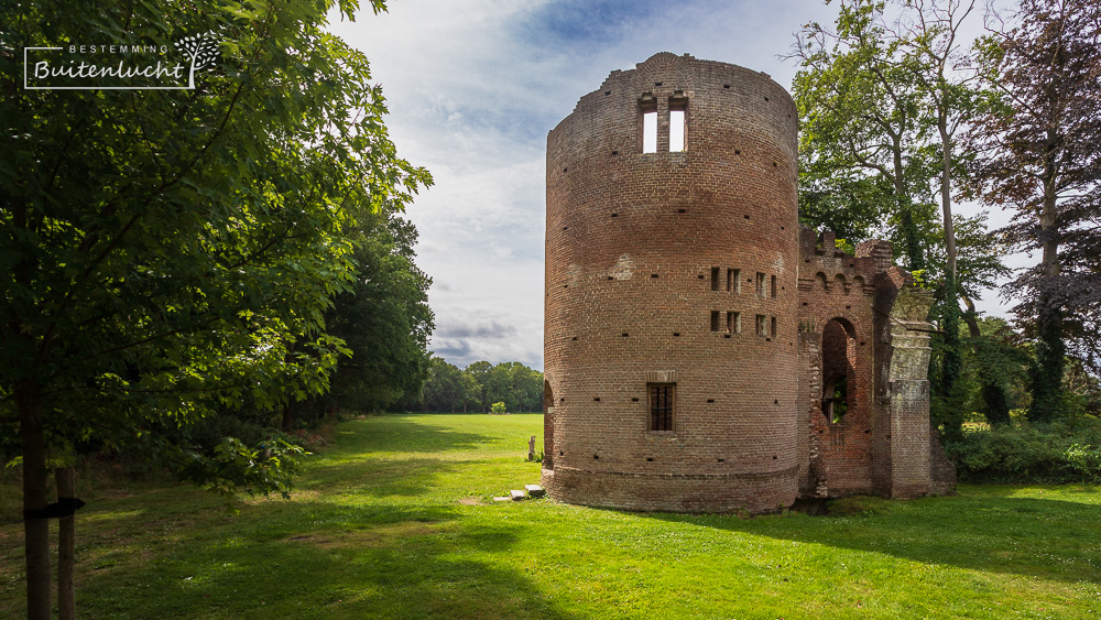 Wandelen langs de nep-ruïne (folly) in Olst