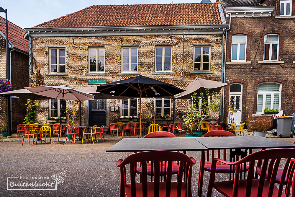 Terras voor het oude gerechtshof in Oud-Rekem