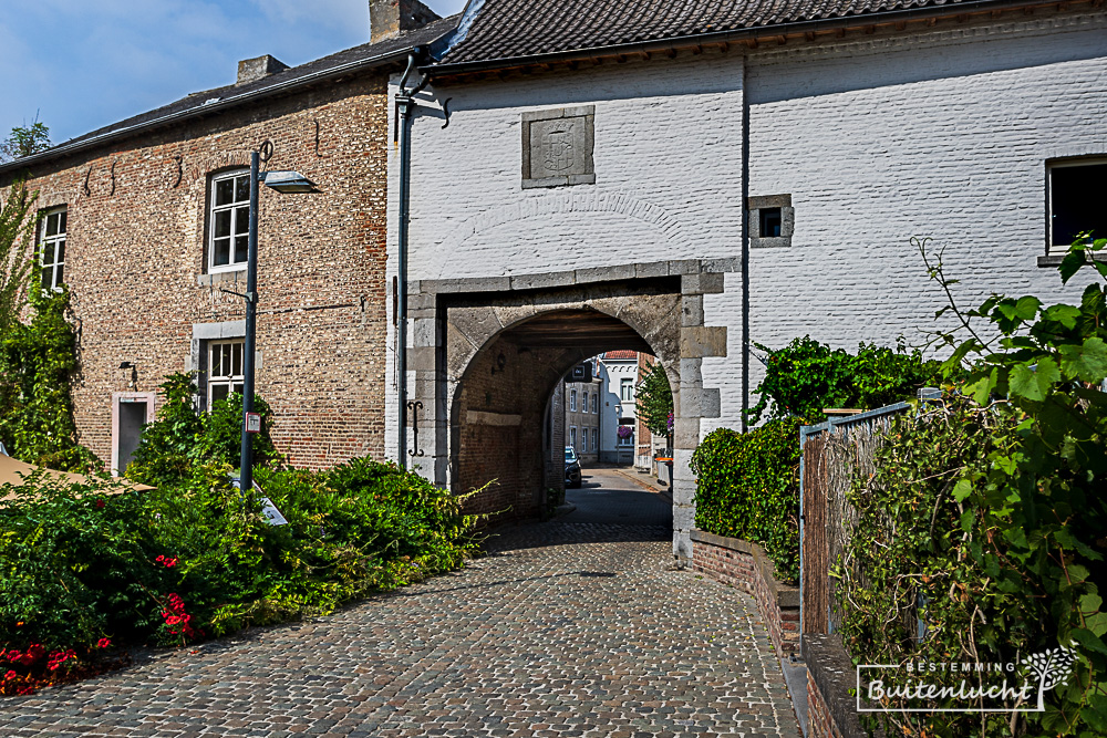 Wandelen door de stadpoort van Oud-Rekem