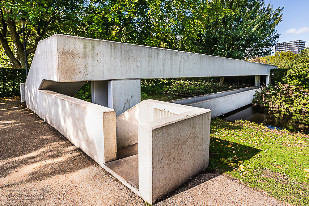 entreebrug van het doolhog in Amstelpark