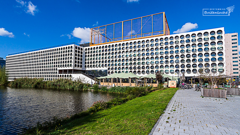 De wandelroute loopt langs het opmerkelijke Student Experience Zuidas