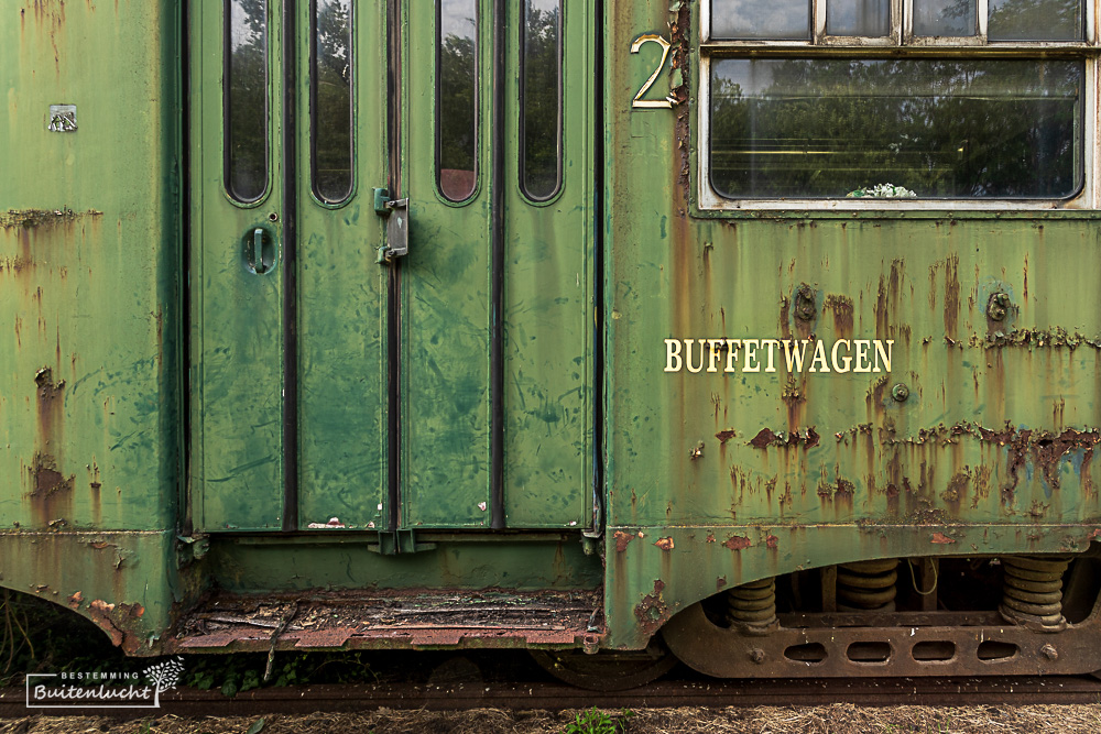 Roestige buffetwagen op Station As