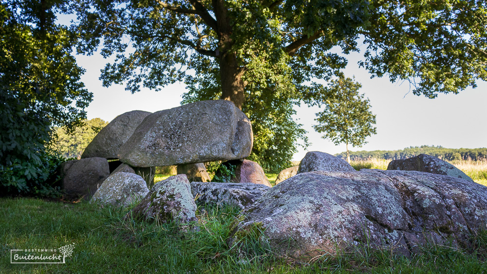 Wandelen langs een hunnebed