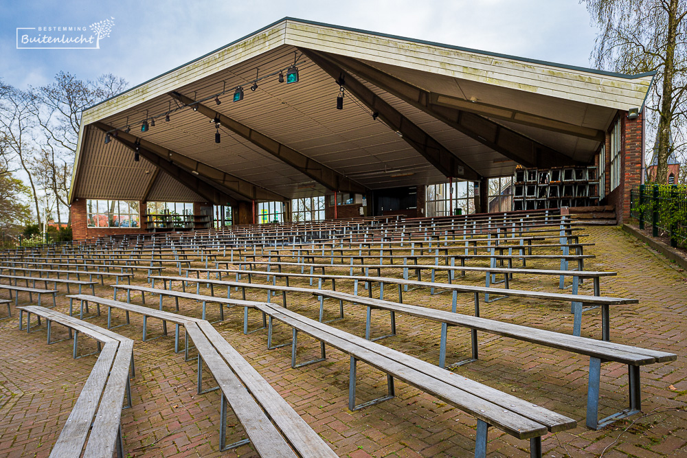 Tribune met overkapping van het Openluchttheater