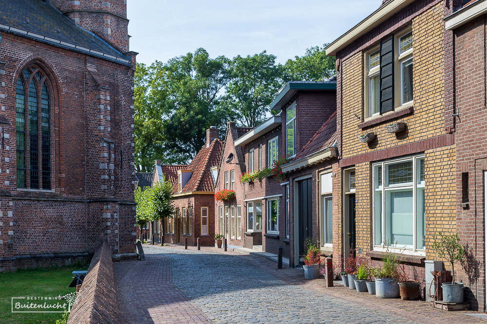 Wandelen door een straatje in Woudrichem 