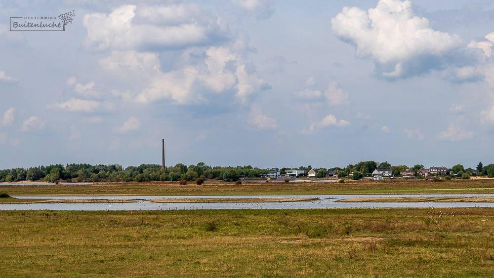 Wandelen door de uiterwaarden langs de Waal bij Woudrichem