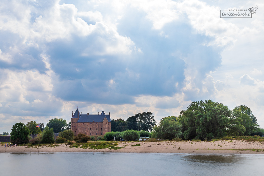 Met de boot naar Slot Loevestein