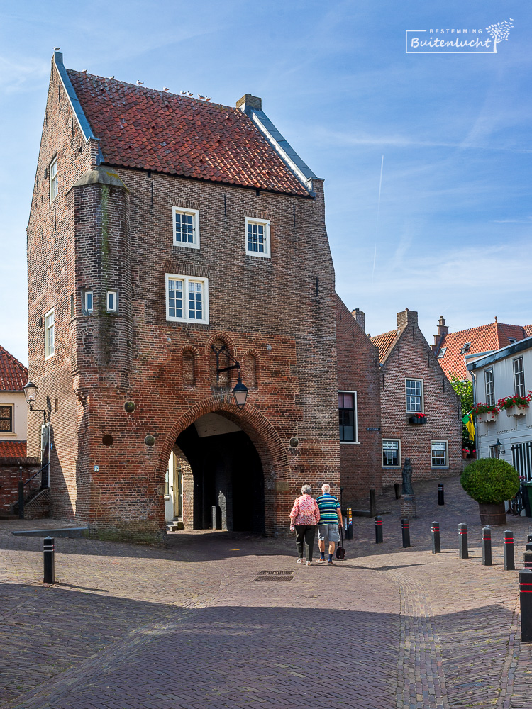 Wandelen door de Gevangenpoort in Woudrichem