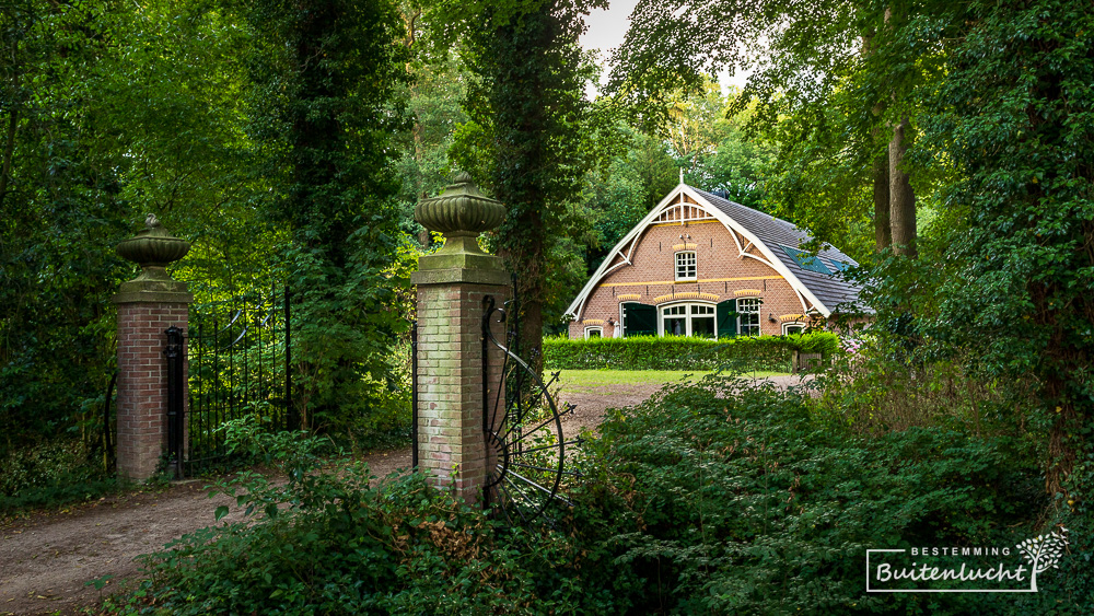 Wandelen langs een boerderij bij het Landgoed Windesheim 